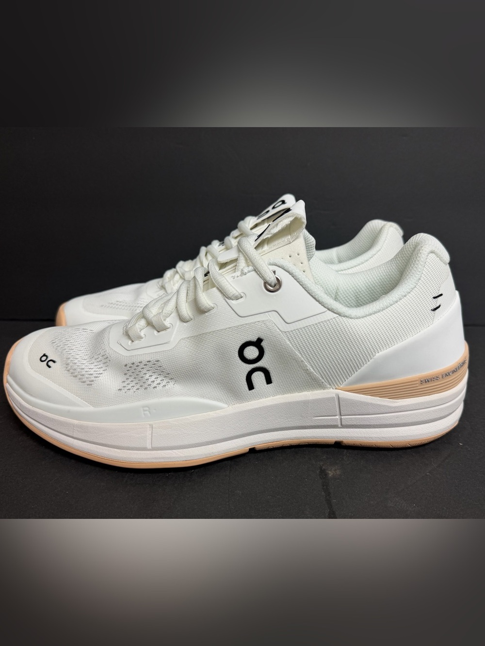 Size 8.5 - ON CLOUD Mens THE ROGER Pro Tennis Shoes White Tan 48.98723 New